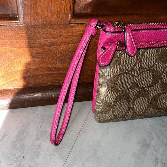 Coach Double zip wristlet large Signature C brown/tan front,fuchsia accents/back - Picture 4 of 17